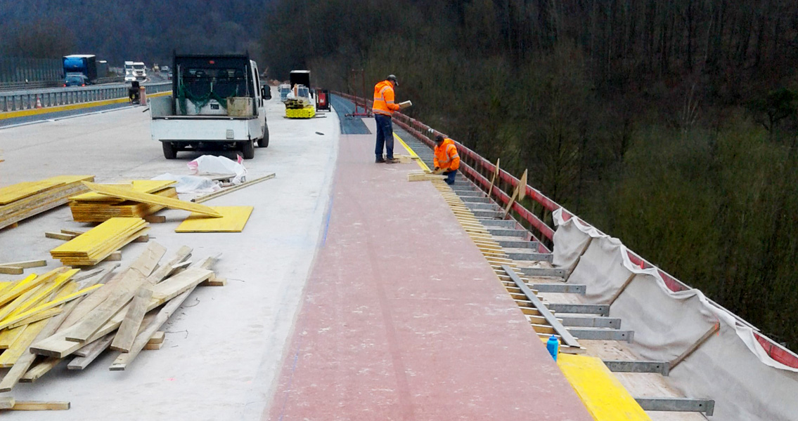 Due to temperatures of 2 to 3° C and high humidity during the repair work, MC’s new special polyurethane resin, MC-DUR LF 680 was used to replace the bridge waterproofing membrane.